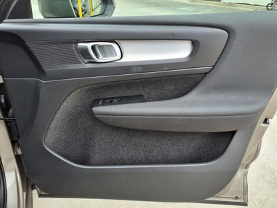 2022 Volvo XC40 Momentum