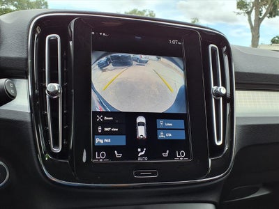 2022 Volvo XC40 Momentum