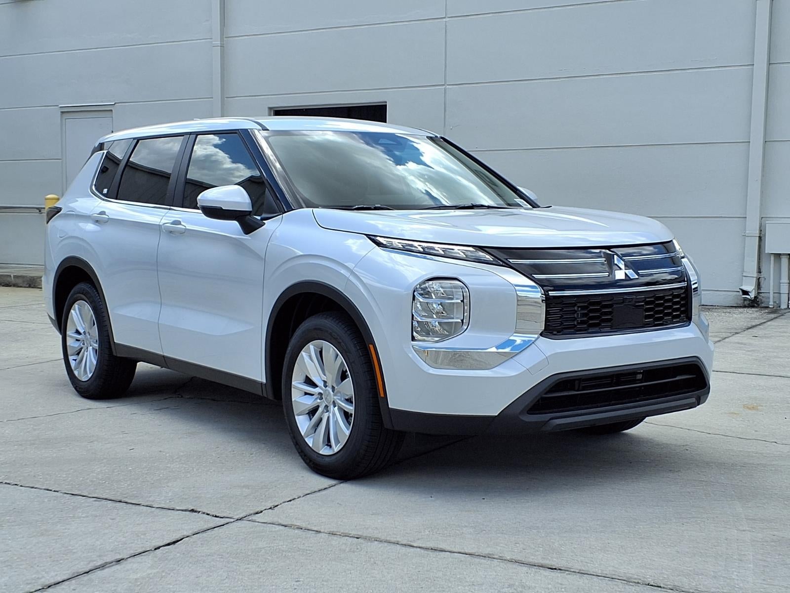 2026 Mitsubishi Outlander ES