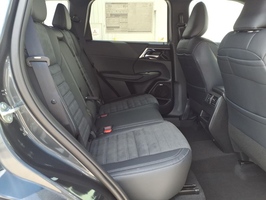2026 Mitsubishi Outlander LE