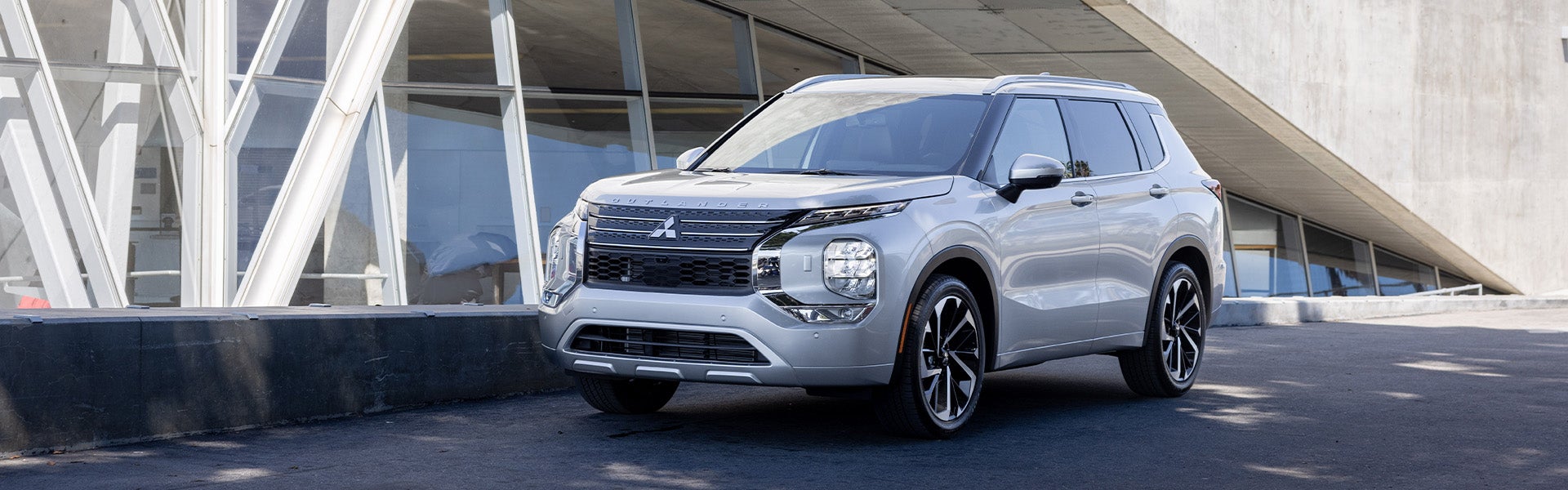 A white Outlander parked an Apartment area road